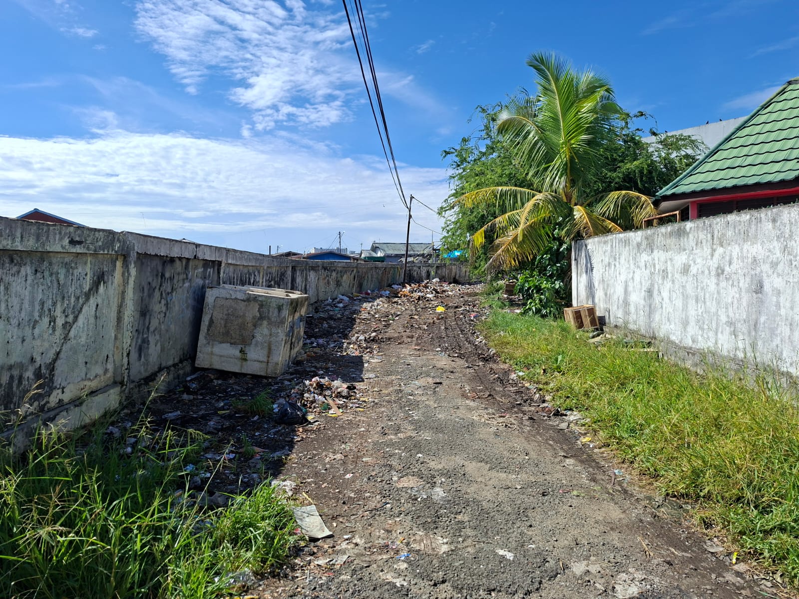 TRANSFER DEPO SAMPAH KELURAHAN SELUMIT PANTAI DIBERSIHKAN OLEH DINAS LINGKUNGAN HIDUP DAN KELURAHAN SELUMIT PANTAI