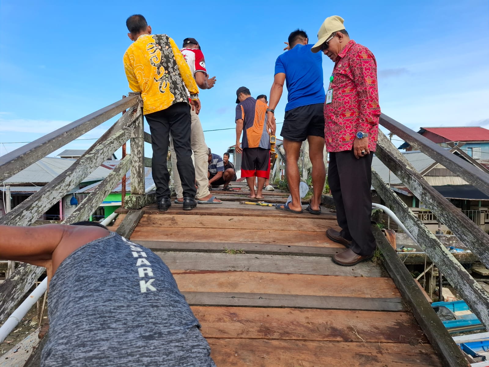 Lurah dan Kasi Pemberdayaan Masyarakat Kelurahan Selumit Pantai Monitoring Pelaksanaan Kerja Bhakti Pembangunan Jembatan di RT 27
