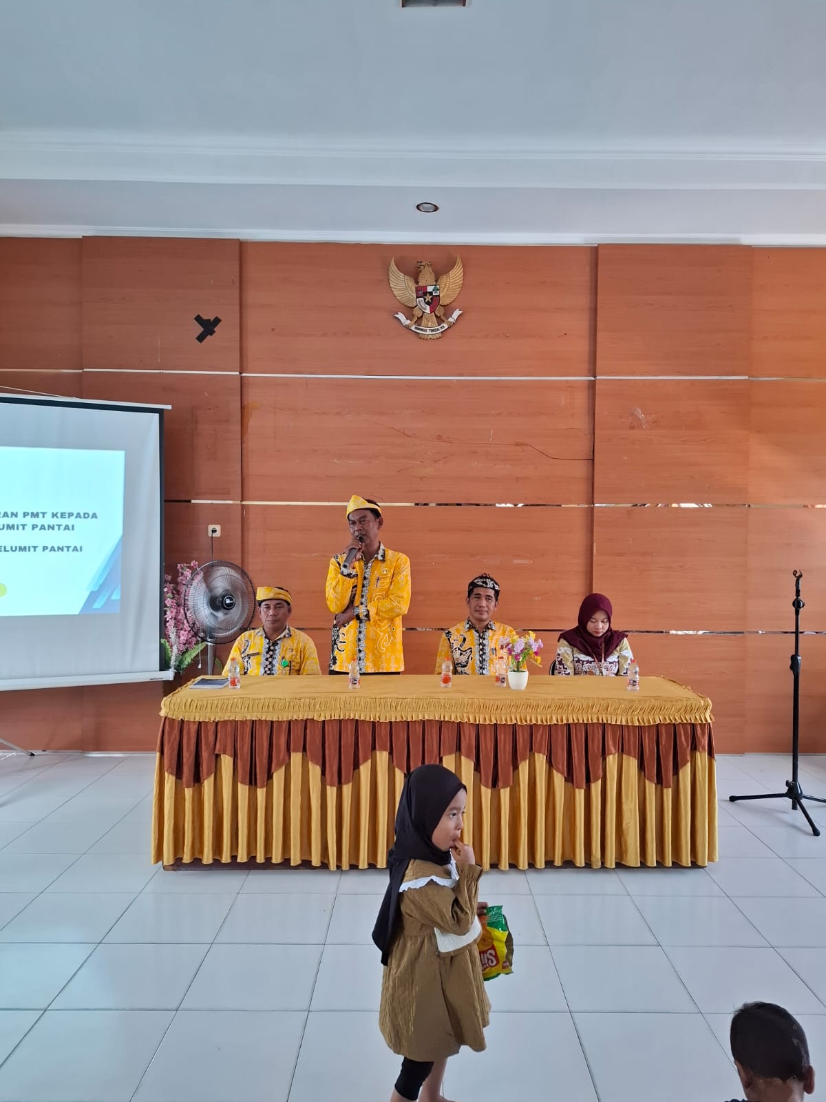 Sosialisasi Stunting dan Penyerahan Pemberian Makanan Tambahan (PMT) Kepada Warga Stunting Kelurahan Selumit Pantai