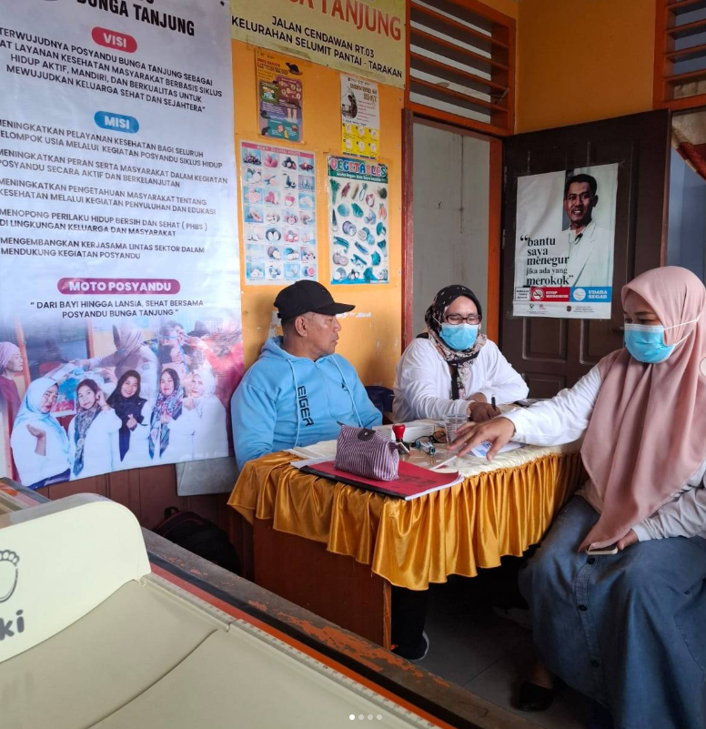 Pemberdayaan Masyarakat Kelurahan Selumit Pantai menghadiri kunjungan Posyandu Siklus Hidup dari Kelurahan Mamburungan