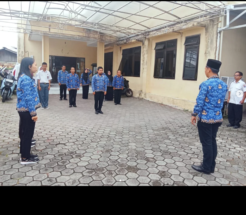 Pegawai ASN, NON ASN dan Siswa magang dari SMK 4 Tarakan mengikuti Apel 17 KORPRI yang dipimpin oleh Lurah Kelurahan Selumit Panta