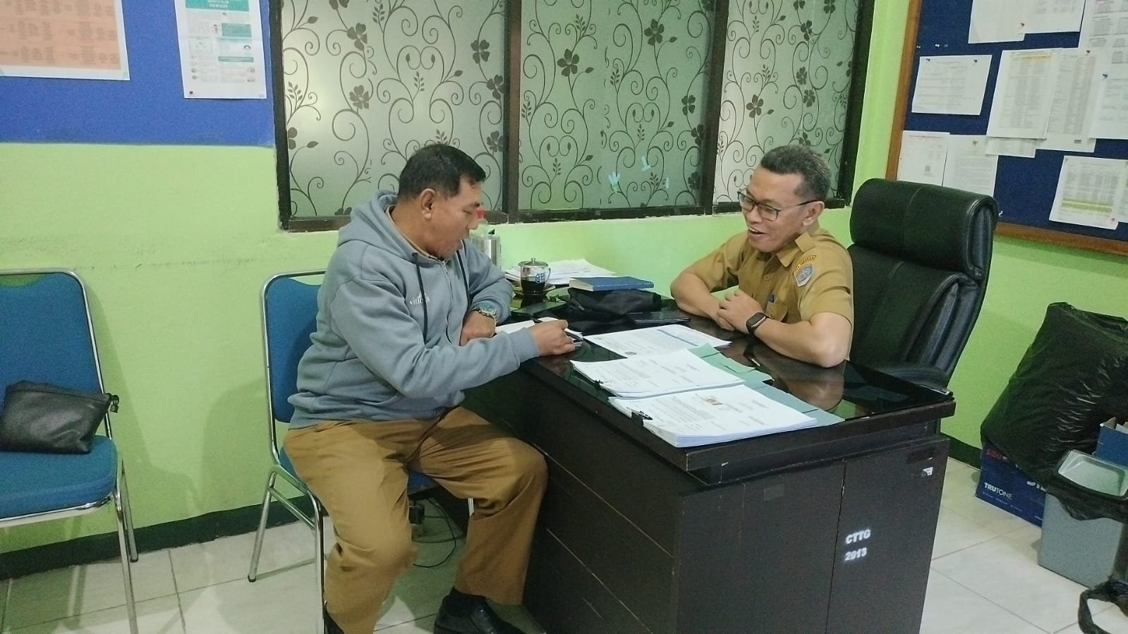 Kasi Pemberdayaan Masyarakat Kelurahan Selumit Pantai melaksanakan koordinasi/konsultasi dengan Kasi Pemberdayaan Masyarakat Kecamatan Tarakan Tengah terkait kegiatan yang akan dilaksanakan oleh Seksi Pemberdayaan Masyarakat 