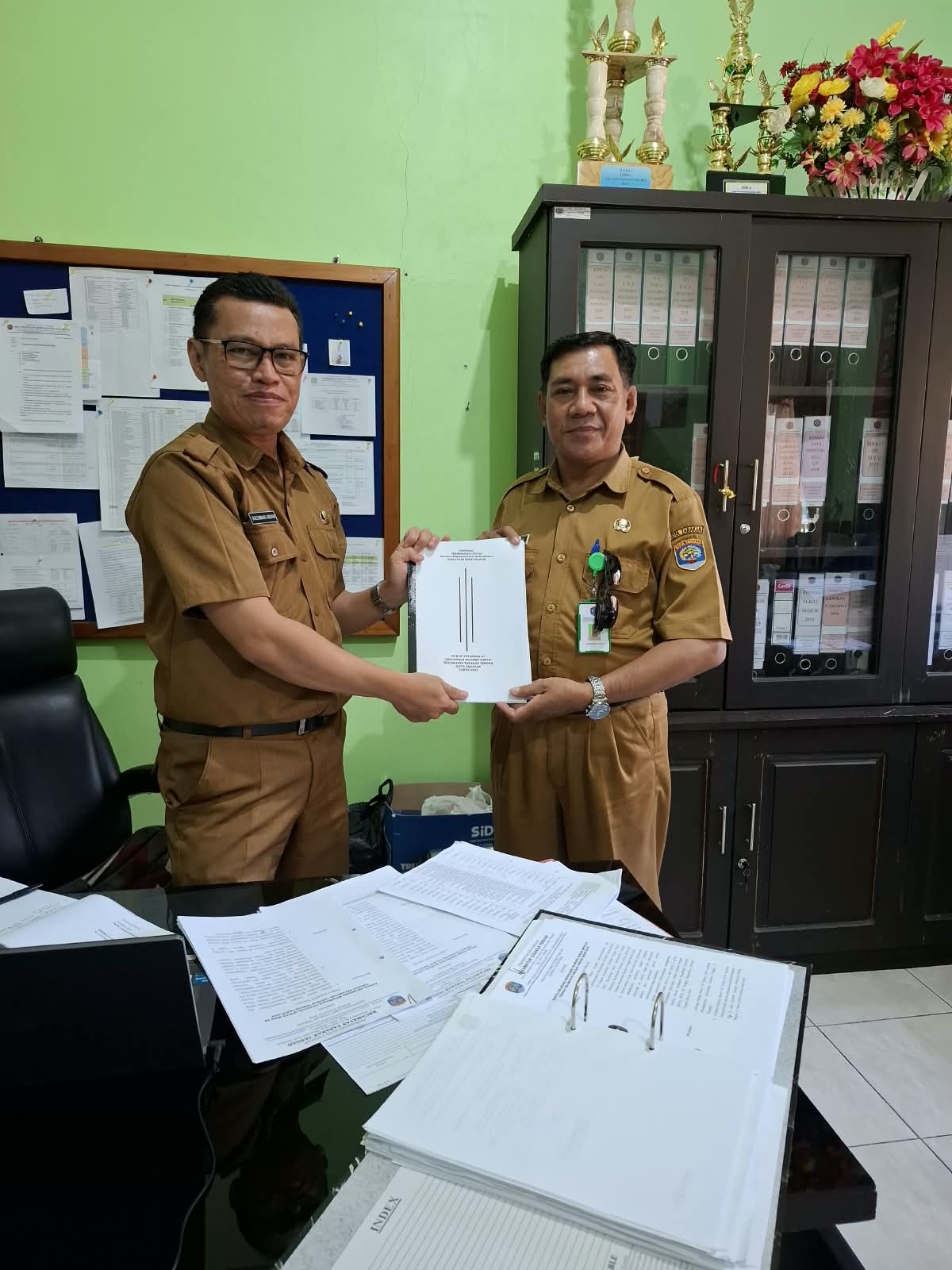 Kasi Pemberdayaan Masyarakat Kelurahan Selumit Pantai Menyerahkan Proposal Usulan Pengadaan Kursi Plastik RT 1, RT 3 dan RT 5 Kelurahan Selumit Pantai kepada Kasi Pemberdayaan Masyarakat Kecamatan Tarakan Tengah