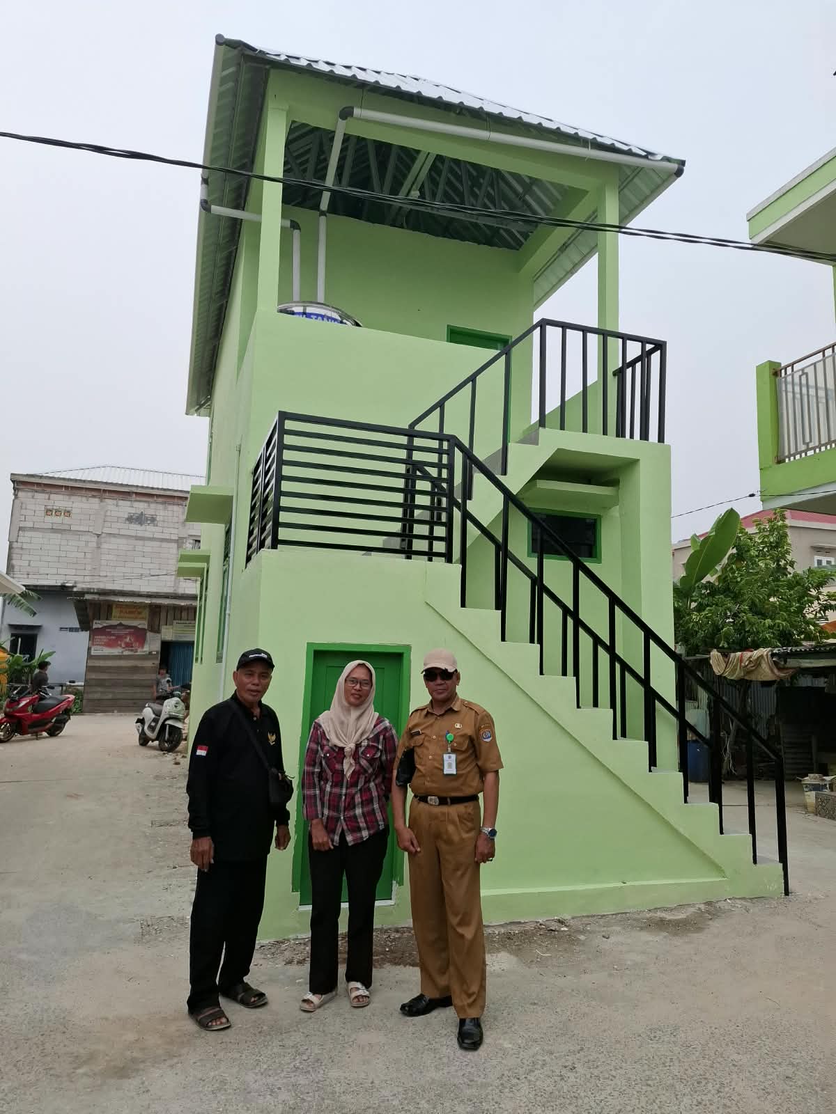 Kasi Pemberdayaan Masyarakat, Ketua RT 14 dan Kader Posyandu Monitoring Pelaksanaan Kegiatan Pembangunan Posyandu Pandan Wangi di RT 14 Kelurahan Selumit Pantai