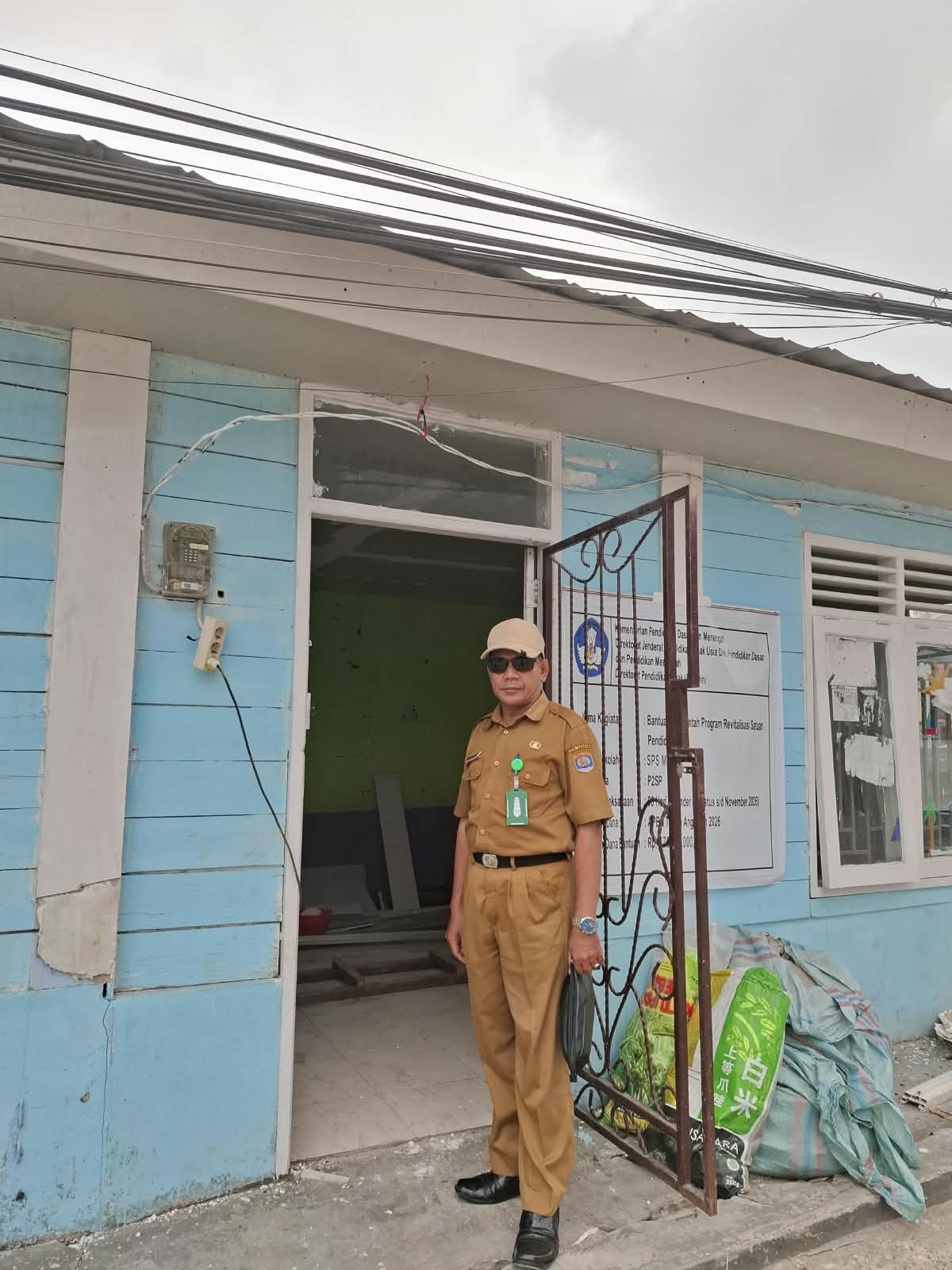 Kasi Pemberdayaan Masyarakat Kelurahan Selumit Pantai Monitoring Pelaksanaan Rehab Posyandu Merak di RT 23 Kelurahan Selumit Pantai