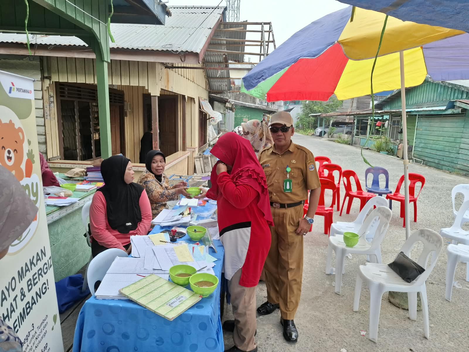 Kasi Pemberdayaan Masyarakat Kelurahan Selumit Pantai Monitoring Pelaksanaan Kegiatan Posyandu Siklus Hidup di Posyandu Merak RT 23 Kelurahan Selumit Pantai