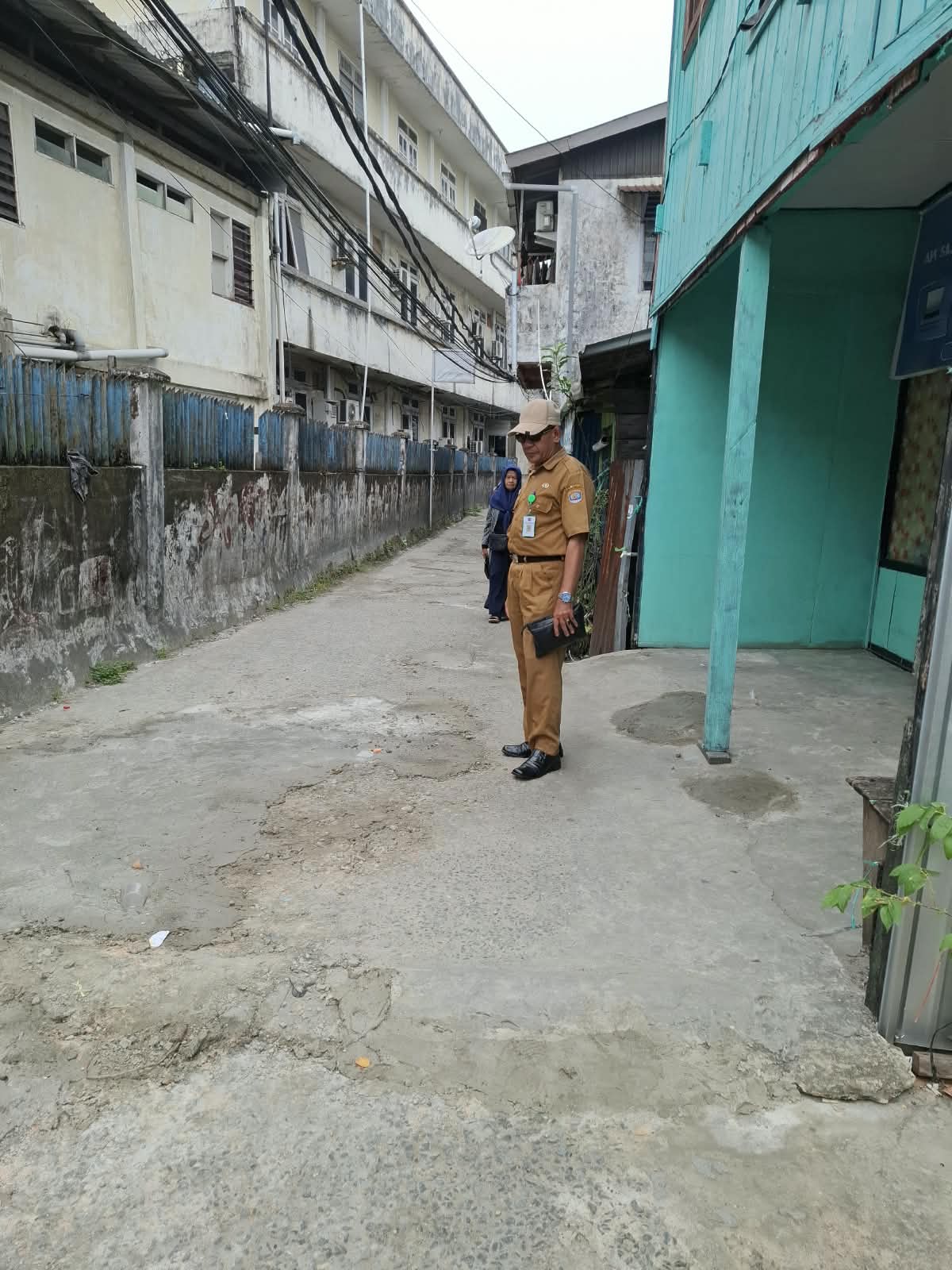 Kasi Pemberdayaan Masyarakat Kelurahan Selumit Pantai Monitoring Pelaksanaan Kegiatan Pembangunan Jalan Lingkungan Hasil Swadaya Masyarakat RT 23 Kelurahan Selumit Pantai